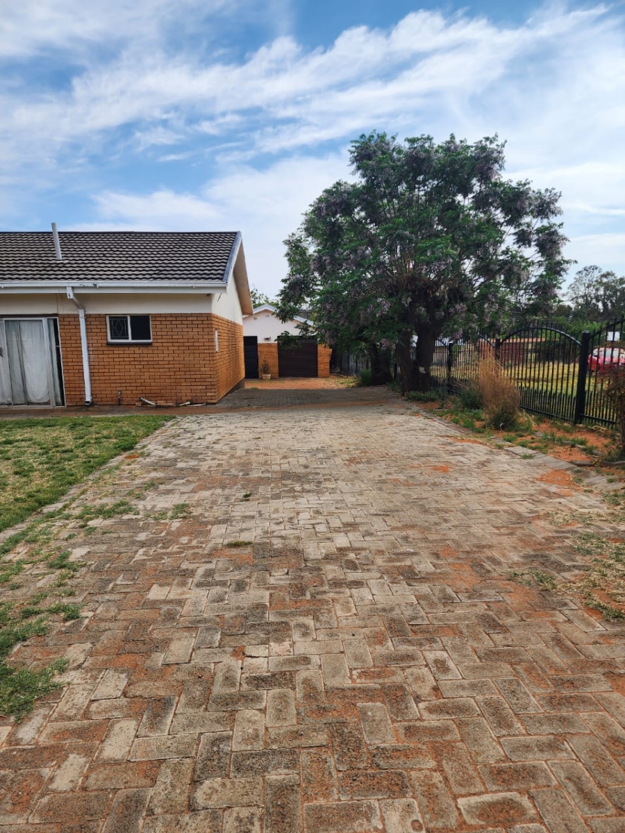 4 Bedroom Property for Sale in Petrusburg Rural Free State